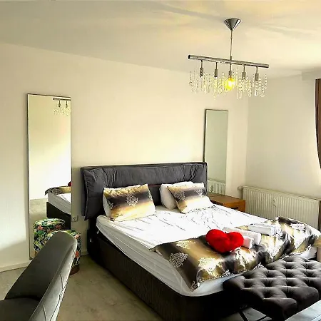 Daire Charming In Near Schlosspark With Terrace