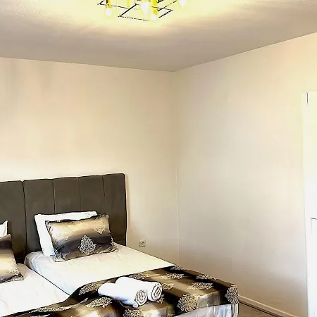 Charming In Near Schlosspark With Terrace *